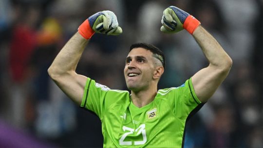 Dibu Martínez también es el mejor para la IFFHS: único argentino en el equipo ideal del 2024