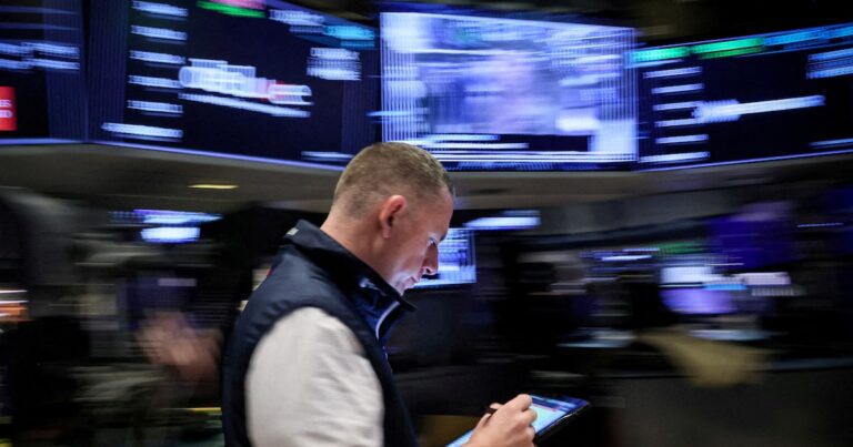 Wall Street cayó con fuerza y arrastró a acciones y bonos argentinos en la última rueda del año