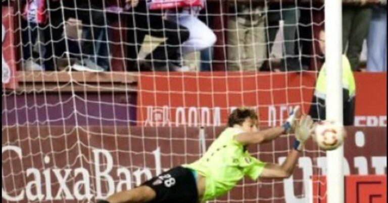 Un defensor atajó un penal en una tanda y su equipo avanzó en la Copa del Rey