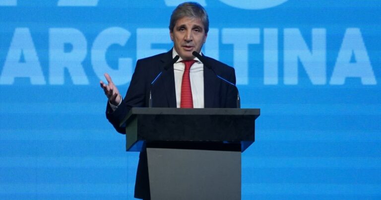 Luis Caputo defendió la ausencia del Presupuesto 2025 en el temario de sesiones extraordinarias: «No vale la pena»