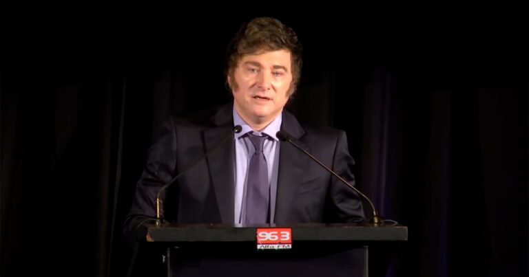 Javier Milei recibió un premio por su liderazgo internacional tras la cumbre del Mercosur en Uruguay