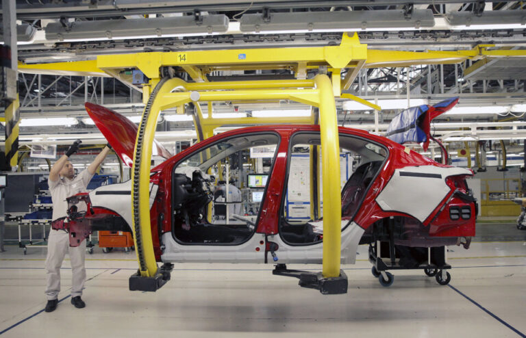 La industria nacional sigue sin levantar cabeza