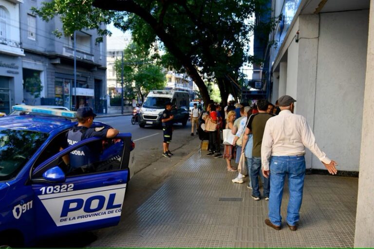 Un jubilado intentó prenderse fuego en el PAMI de Córdoba por la quita de medicamentos