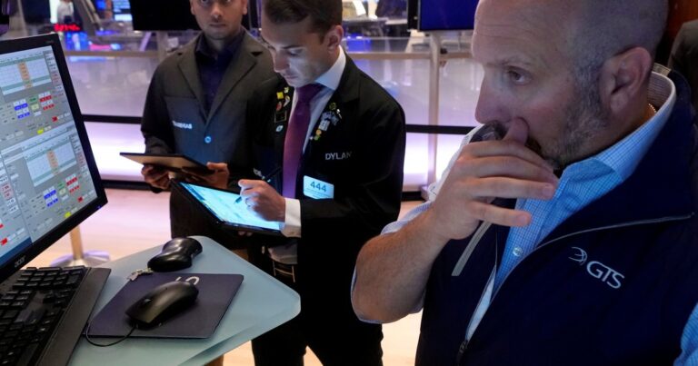 Volaron las acciones tras el dato de inflación y el riesgo país cayó a 719 puntos