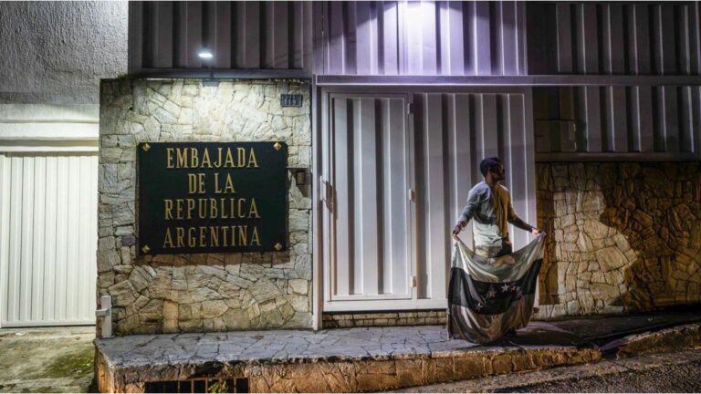 Venezuela: el Gobierno apoyó declaración de la OEA para exigir salvoconductos para asilados en Embajada Argentina