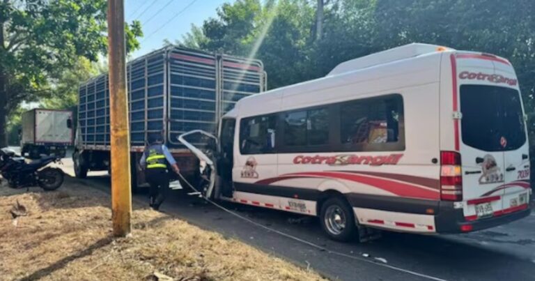Accidente entre vehículos de carga dejó más de una docena de heridos en Santander