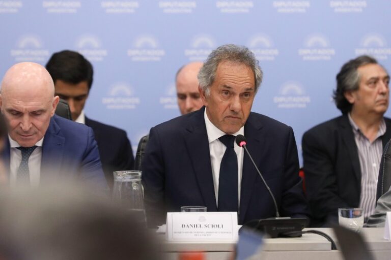Milei prorrogó por DNU un impuesto a los viajes y le mantiene una caja millonaria a Scioli