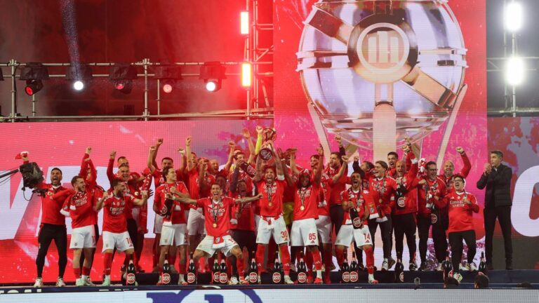 Di María y Otamendi levantaron la Copa de la Liga de Portugal con Benfica
