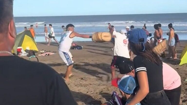 Video: insólita pelea entre vendedores ambulantes en una playa de Villa Gesell