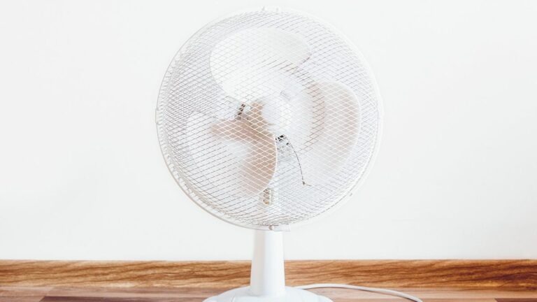 El truco casero que ayuda a enfriar la casa con un ventilador