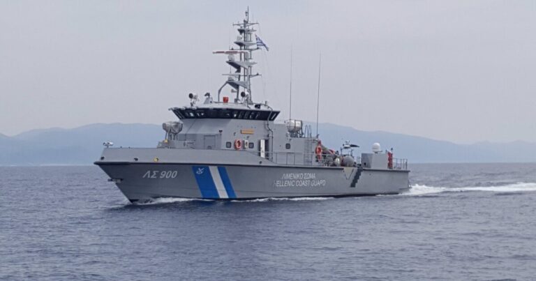 Mueren ocho migrantes, entre ellos seis menores, tras naufragar frente a las costas de Grecia