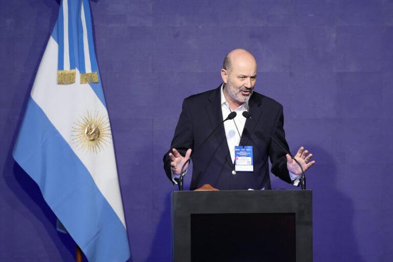 Sturzenegger anunció la desregulación de otra actividad y criticó a Alberto Fernández