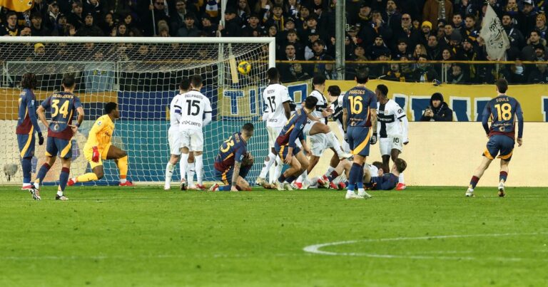 Soulé hizo un golazo de tiro libre en Roma y un compañero lo retó por el festejo