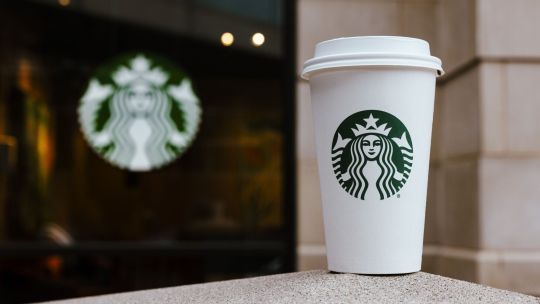 Starbucks anunció el recorte de 1.100 empleos corporativos