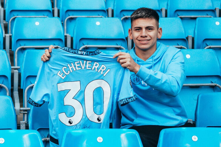 Claudio Echeverri fue presentado en el Manchester City