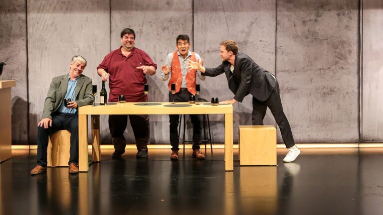 Juan Gil Navarro: «En la obra no se finge demencia, esa maldición tan de moda hoy»