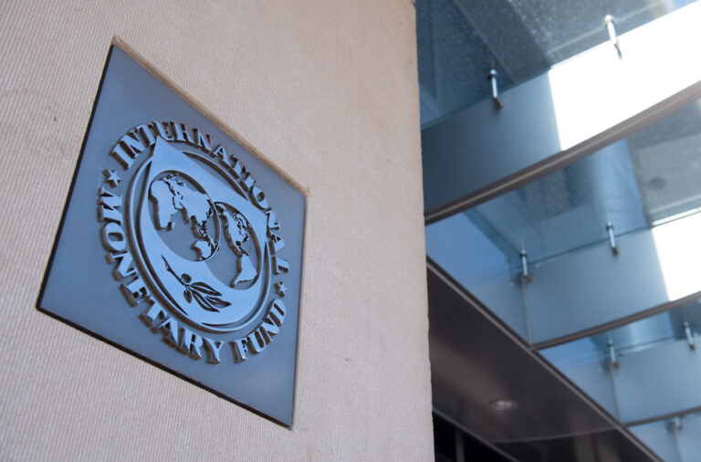El FMI, la «débil» paz social y los sueldos en crisis
