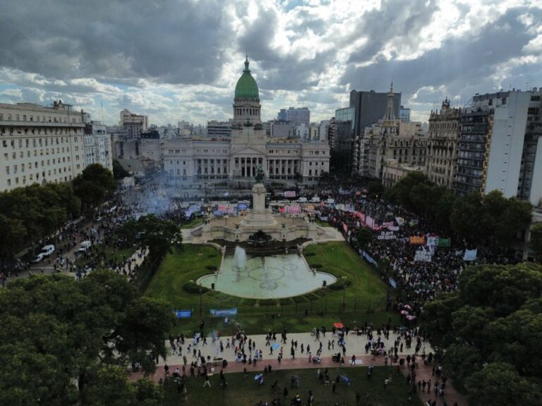 Escándalo en el Congreso y militarización en las calles: miles se preparan para movilizar