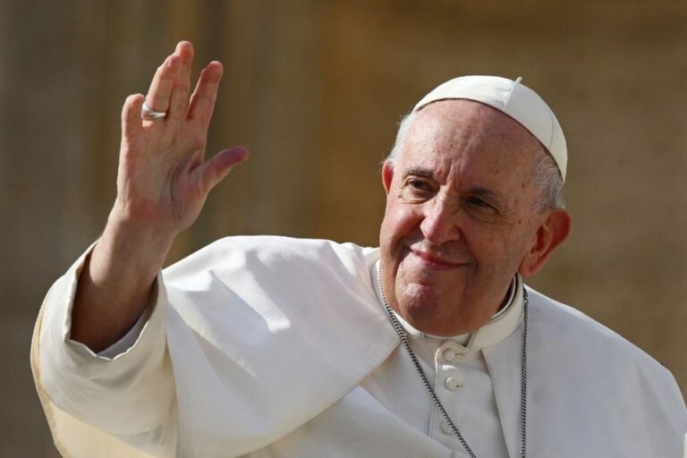 El papa Francisco mejora aunque «deberá aprender a hablar de nuevo»