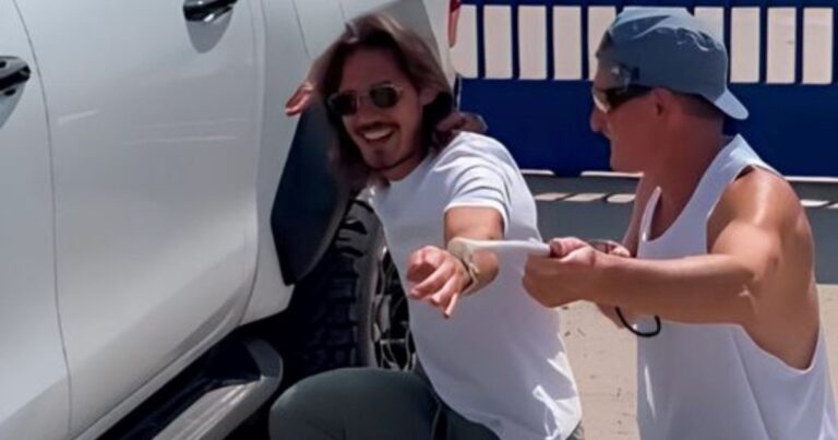 Gran gesto del capitán de Boca: Cavani le enseñó su festejo de la flecha a un atleta no vidente