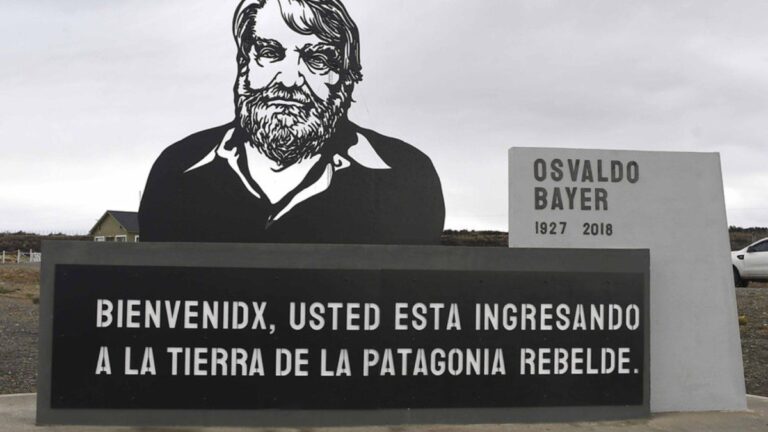 A un día del 24 de Marzo, Vialidad Nacional retiró el monumento de Osvaldo Bayer en Río Gallegos