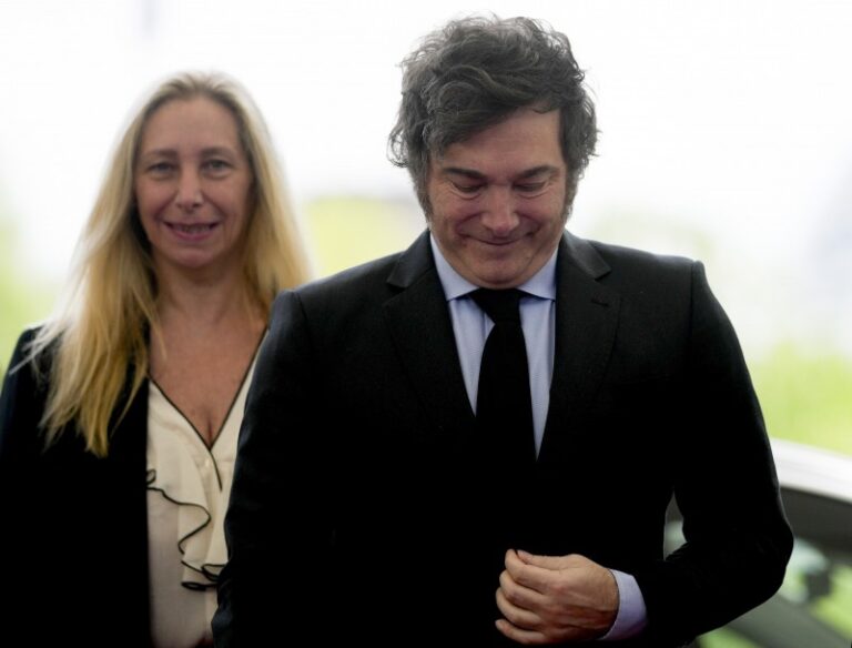 Milei congeló la actualización de los sueldos a los diplomáticos que trabajan en el exterior