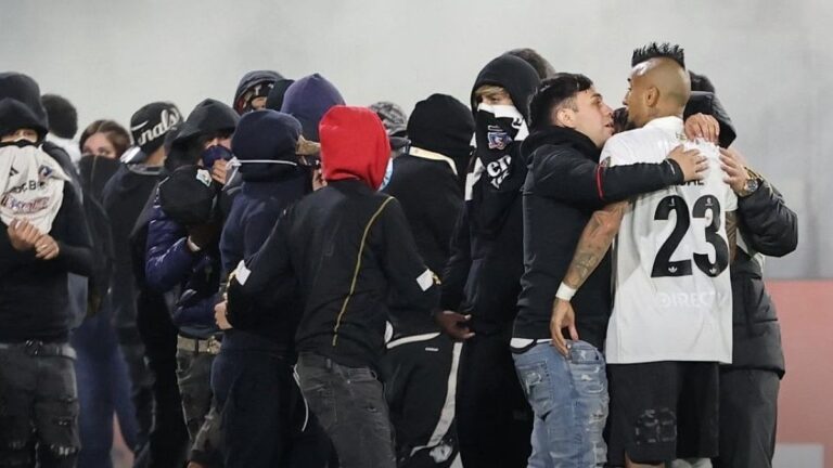 Conmoción en el partido de Colo Colo: dos muertos, avalancha e invasión en pleno partido