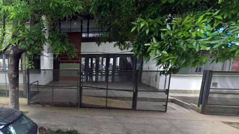 Grave: una joven fue a su escuela de Florencio Varela con un arma y centenares de municiones