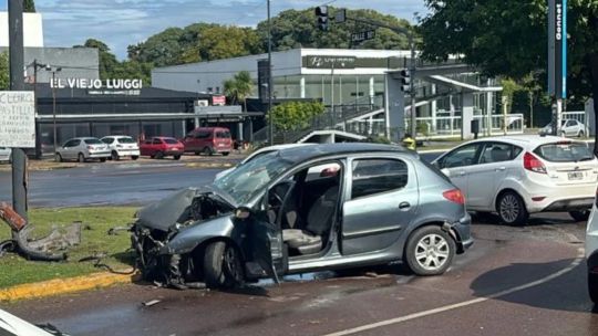 La Plata: un hombre condujo a alta velocidad, chocó contra un poste y sobrevivió