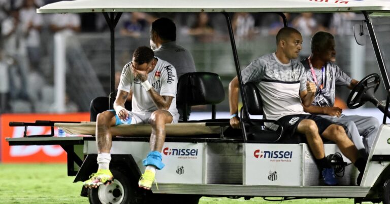 Video: Neymar volvió a lesionarse en el Santos y quebró en llanto
