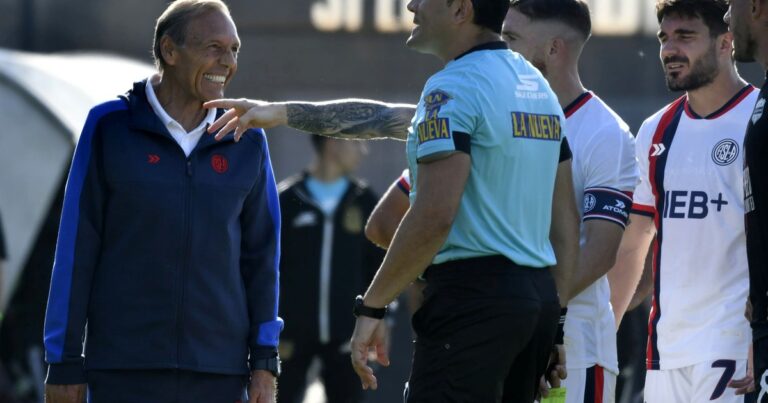 Video: el «parate y vení» de Espinoza para amonestar a un suplente