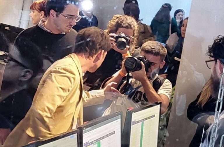 Gesto vigilante de Santiago Caputo con un fotógrafo porque lo enfocaba