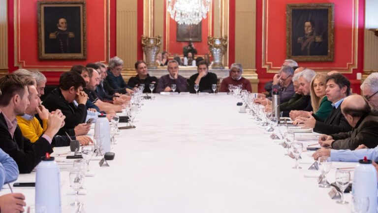 Axel Kicillof se reunió con intendentes, respaldó a Cristina y ahora participa del acto del PJ