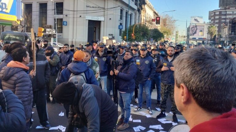 Tensión en Puente Pueyrredón por una protesta de trabajadores gráficos