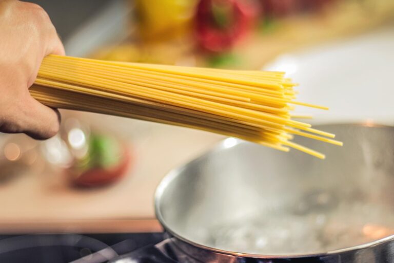 El error más común al cocinar pasta que arruina el plato, según chefs