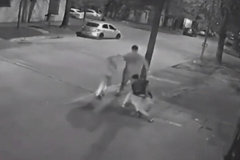 Un joven de 17 años recibió una feroz paliza al salir de un boliche en Colón y está grave