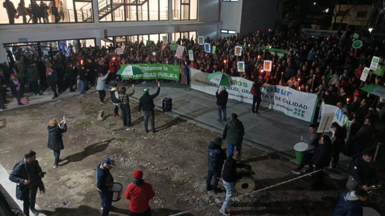 Marcha de antorchas, paro y manifestaciones contra el ajuste al presupuesto universitario