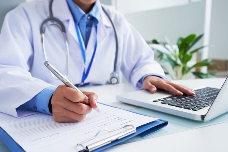 Texas necesita más médicos: la nueva ley de Greg Abbott con menos restricciones para trabajar