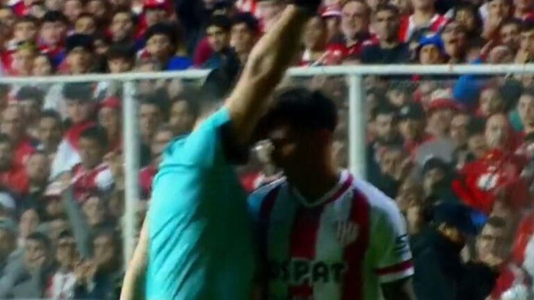 Otra vez Fernando Espinoza: polémica por su actitud provocadora con un jugador de Unión