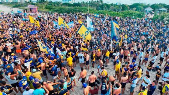 Una hinchada que le canta a su ombligo