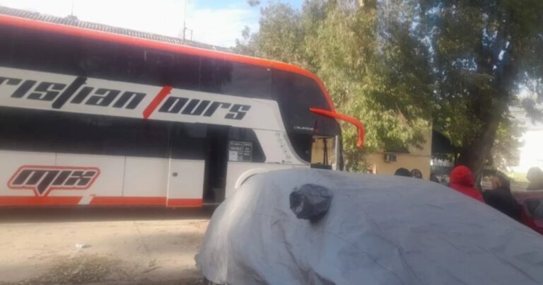 «De quién son estos USD 200.000?»: el sorpresivo hallazgo en la bodega de un micro por el que demoraron a todos sus pasajeros