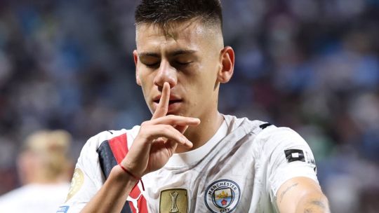 Claudio Echeverri busca minutos y podría salir del Manchester City: su futuro estaría en España o Italia