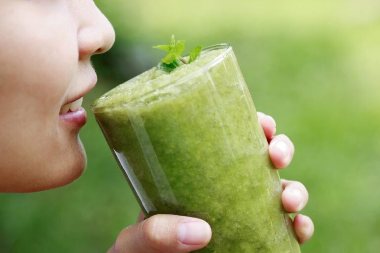 Cuál es el jugo que ayuda a eliminar la gastritis?