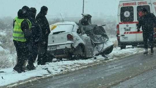 Nevaba, iban a un cumpleaños y chocaron con un camión de frente: 4 muertos