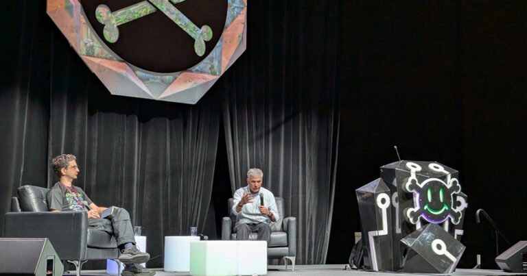DEF CON 33 abrió con un llamado a democratizar internet y defender el código abierto