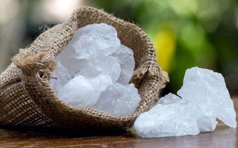 Cómo usar la piedra de alumbre después de depilarte