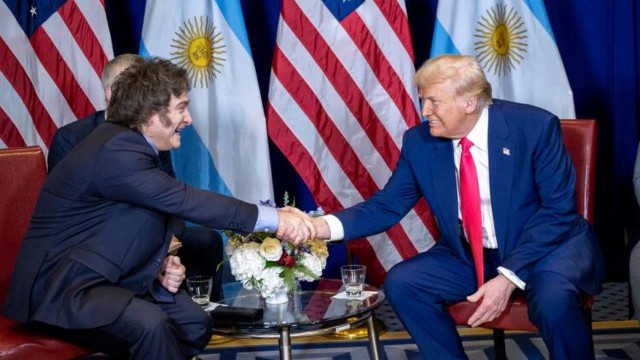 Milei se reúne con Trump y negocia un préstamo para pagar vencimientos y fortalecer reservas